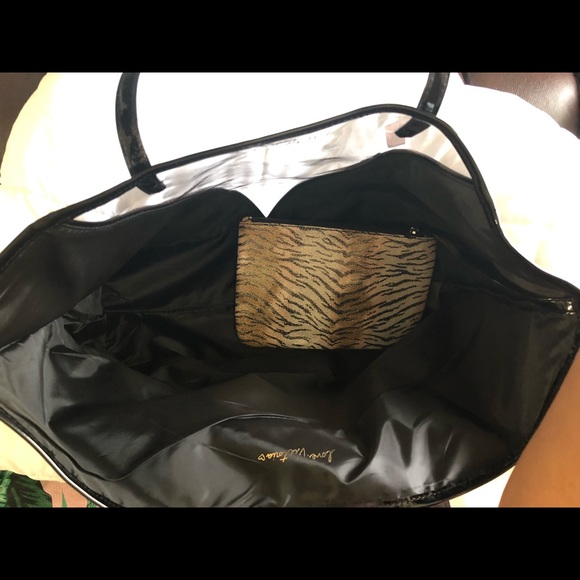 Carryall Victoria secret one size bag w/ mini bag - Picture 5 of 5
